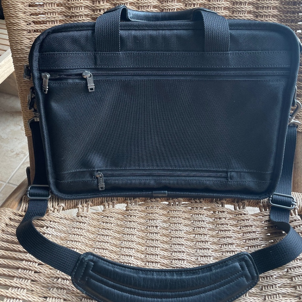 Like New Professional, Functional, Classic Tumi L… - image 1